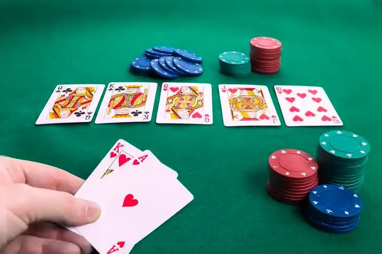 live baccarat ဂိမ်းစားပွဲ dealer ကဒ်ပုံချနေသောမြင်ကွင်း